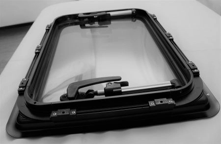 MobileComfort W8050R3, 800*500mm, Окно откидное для транспортных средств, шторка рулонная, антимаскитка