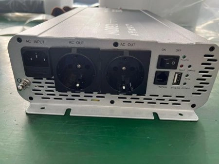 Инвертор MobileComfort S1512-BC, 1500Вт, 12В, чистый синус, розетка 230V, встроенное зарядное устройство 20А, схема приоритетов 230V, функция бесперебойника, USB выход, в комплекте настенная панель управления