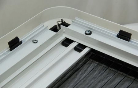 MobileComfort W7040R, 700х400mm, Окно откидное, шторка рулонная, антимаскитка